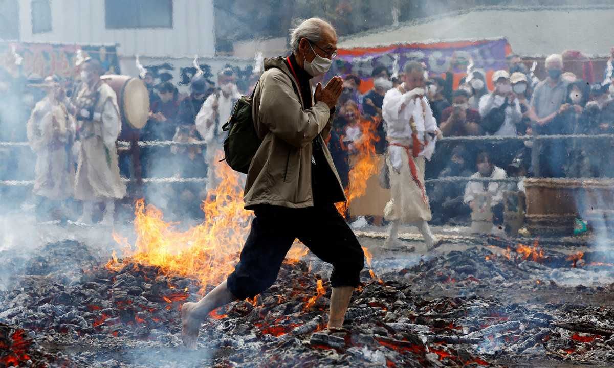 Đại diện chùa Yakuo-in Yuki-ji cho biết khoảng 1.500 tín đồ Shugendo các nhà sư Phật giáo đi chân trần trên than hồng trong lễ hội Hiwatari năm nay để cầu sức khỏe tốt, may mắn, đại dịch Covid-19 chấm dứt và thế giới hòa bình.