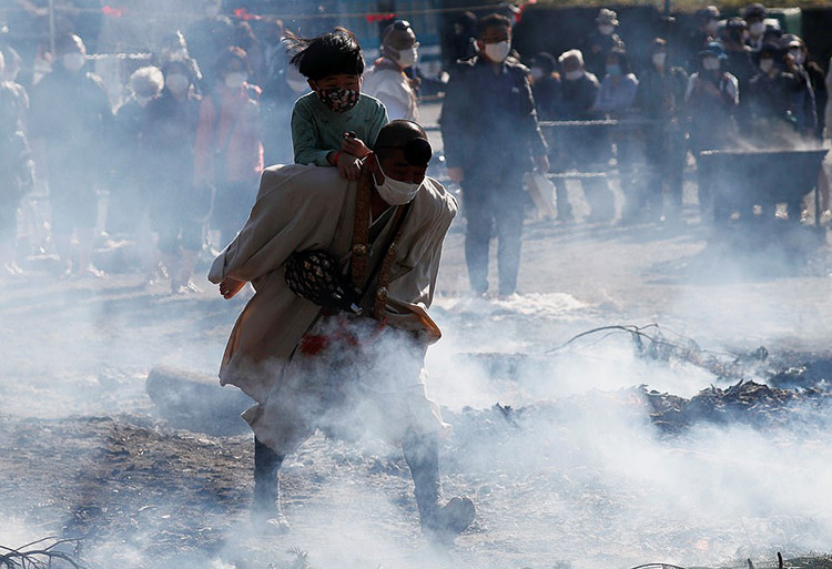 Sau đó, họ dùng nước để dập lửa cháy, thu gom than hồng và xếp chúng thành hai dải dài.