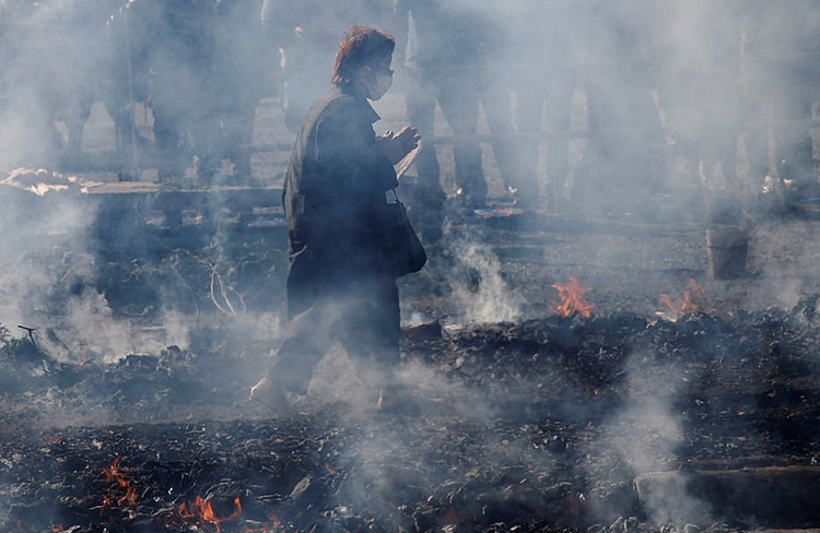 Các nhà sư sử dụng gỗ và lá cây bách Nhật Bản để tạo ra một ngọn lửa lớn dữ dội.
