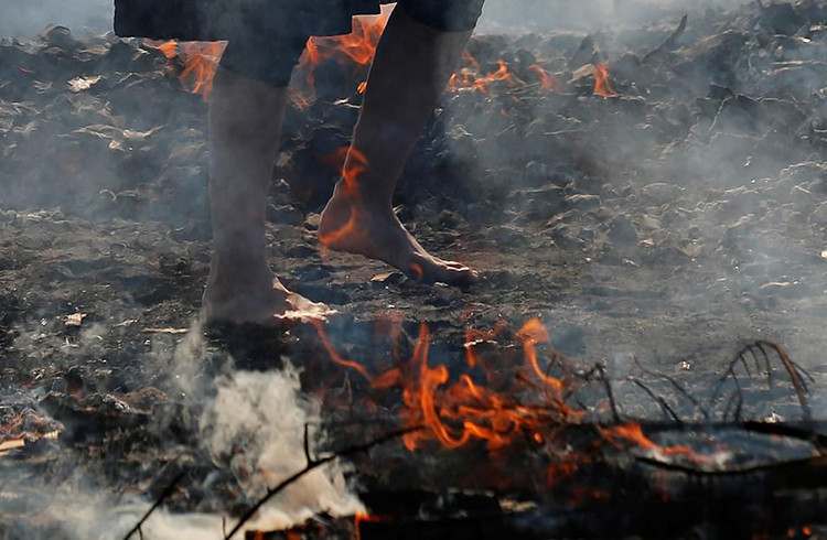 Vé tham dự lễ hội được bán với giá 2.500 yen (22 USD), du khách có thể trải nghiệm đi trên lửa vào cuối buổi lễ.