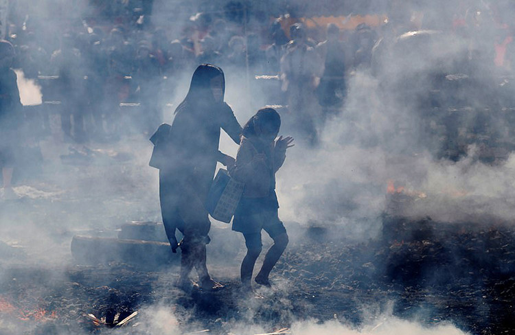 Các nhà sư sau đó vừa đi chân trần trên than vừa tụng kinh, nối tiếp bởi những người sùng bái.