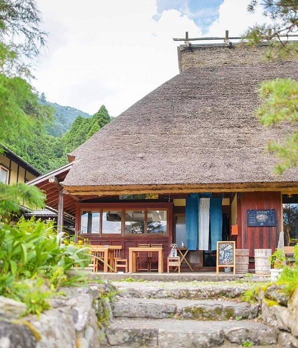 Đi bộ quanh làng, du khách có thể tận hưởng không khí trong lành và gần gũi của những ngôi nhà mái tranh mộc mạc xen kẽ giữa vùng đồi núi xanh ngắt.