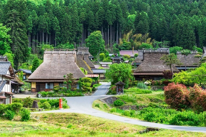 Làng Miyama Kayabuki, bao quanh bởi vòng cung các dãy núi cao chừng 1.000 m, nổi tiếng với vẻ đẹp cổ kính, yên bình.