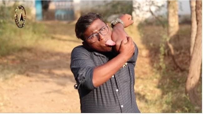 Chang sinh vien co luoi dai ky luc 10,8cm, liem...ca khuyu tay-Hinh-2