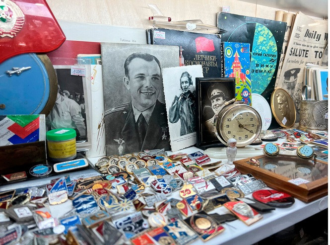 Những gian hàng chật chội trong khu chợ trời nổi tiếng tại ga tàu điện ngầm Udelnaya ở St.Petersburg thường quá tải vào ngày Chủ nhật.