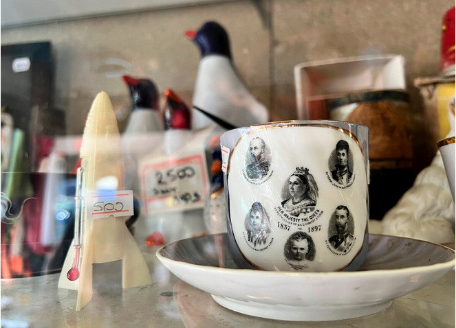 Thậm chí nếu may mắn, bạn còn có thể mua được những món đồ cổ giá trị như đồng hồ đeo tay của các thương hiệu nổi tiếng, những cuốn sách cũ có giá trị, tiền xu cổ.