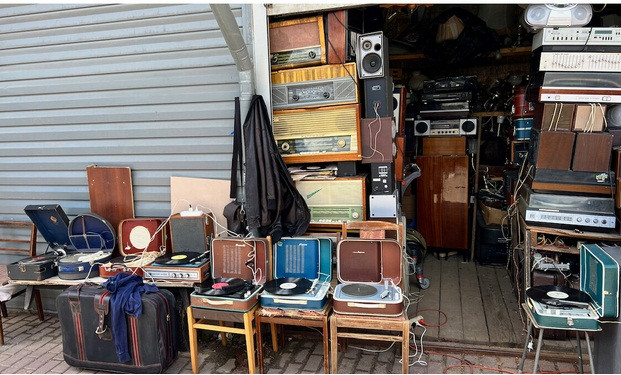 Giống như các khu chợ khác, mọi người có thể mặc cả thoải mái ở chợ trời Udelnaya. Tất cả các chợ trời ở St.Petersburg mở cửa chủ yếu vào cuối tuần từ 9 giờ sáng đến 4 giờ chiều. Ảnh: RBTH.