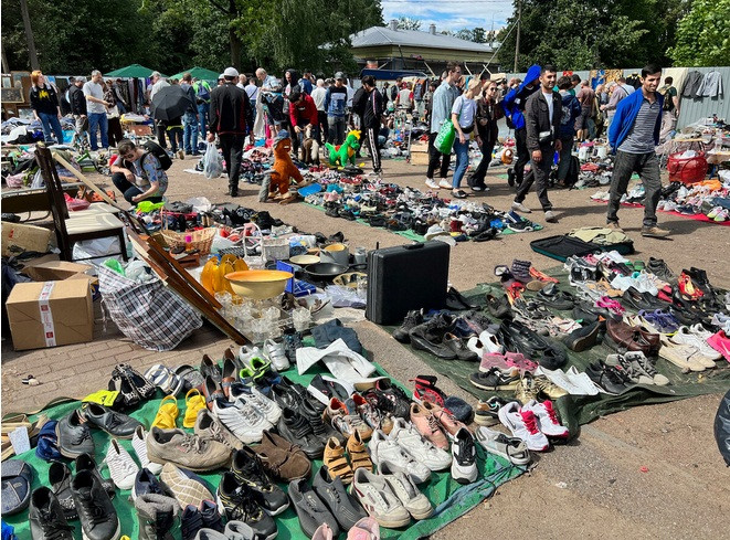 Tại khu chợ trời này, bạn có thể mua các mặt hàng cổ điển, đồ điện tử rẻ tiền, phụ tùng xe hơi, quần áo, nhạc cụ, bát đĩa, thiết bị chụp ảnh...