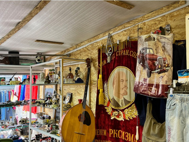 Ngoài những món đồ gia dụng thông thường, nơi này còn cung cấp các loại sách cũ, đồ chơi, máy ảnh, đồ lưu niệm.