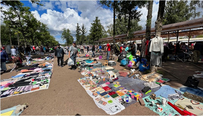 Khách hàng tìm đến khu chợ ngoài trời này chủ yếu là các khách du lịch tò mò, những nhà thiết kế nội thất, người buôn bán đồ cũ hoặc nhà sưu tập đồ cổ “chuyên nghiệp”.