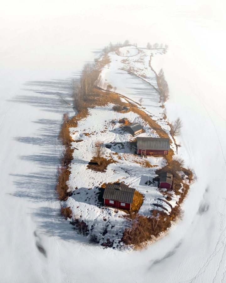 Và khi chuyển mình sang mùa thu, vẻ đẹp đó vẫn chẳng mất đi mà còn trở nên đẹp hơn bao giờ hết với những làn gió tươi mát cùng khung cảnh đậm chất Bắc Âu của mình.