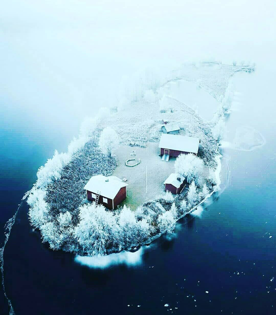 Đặc biệt, nếu đến vào khoảng thời gian giao mùa giữa thu sang đông, du khách còn có cơ hội được chiêm ngưỡng cực quang ảo diệu qua những túp lều bằng kính giữa trời tuyết đặc trưng.