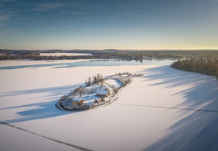 Còn mùa hạ, nơi đây lại rực cháy với vẻ đẹp ánh đỏ của những buổi chiều hoàng hôn mà người dân thường gọi là "mặt trời lúc nửa đêm".