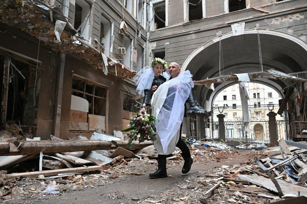 Khi chiến tranh nổ ra, cả hai cùng gia nhập đội y bác sĩ tình nguyện chuyên cung cấp dịch vụ chăm sóc y tế miễn phí cho những người có nhu cầu.