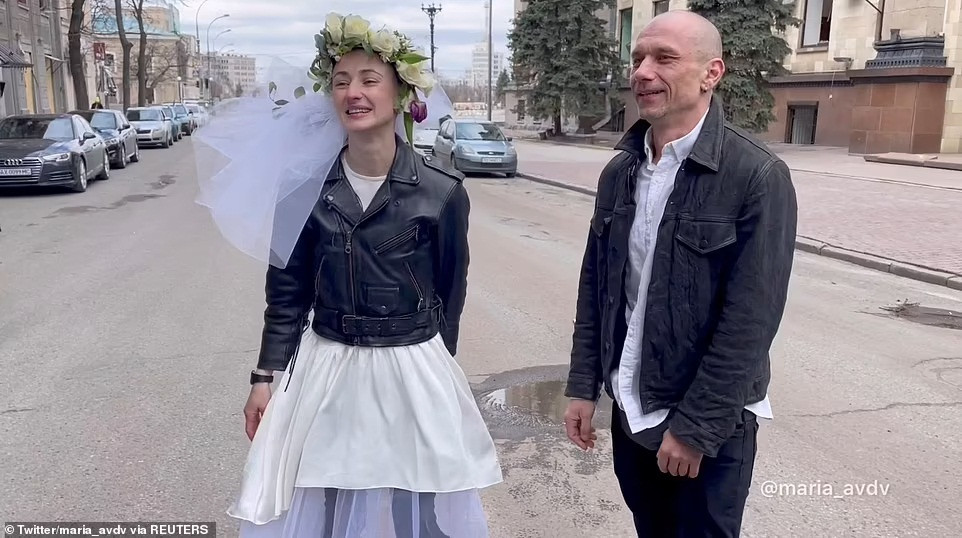 Nam bác sĩ và nữ y tá Ukraine mỉm cười hạnh phúc trong ngày cưới.