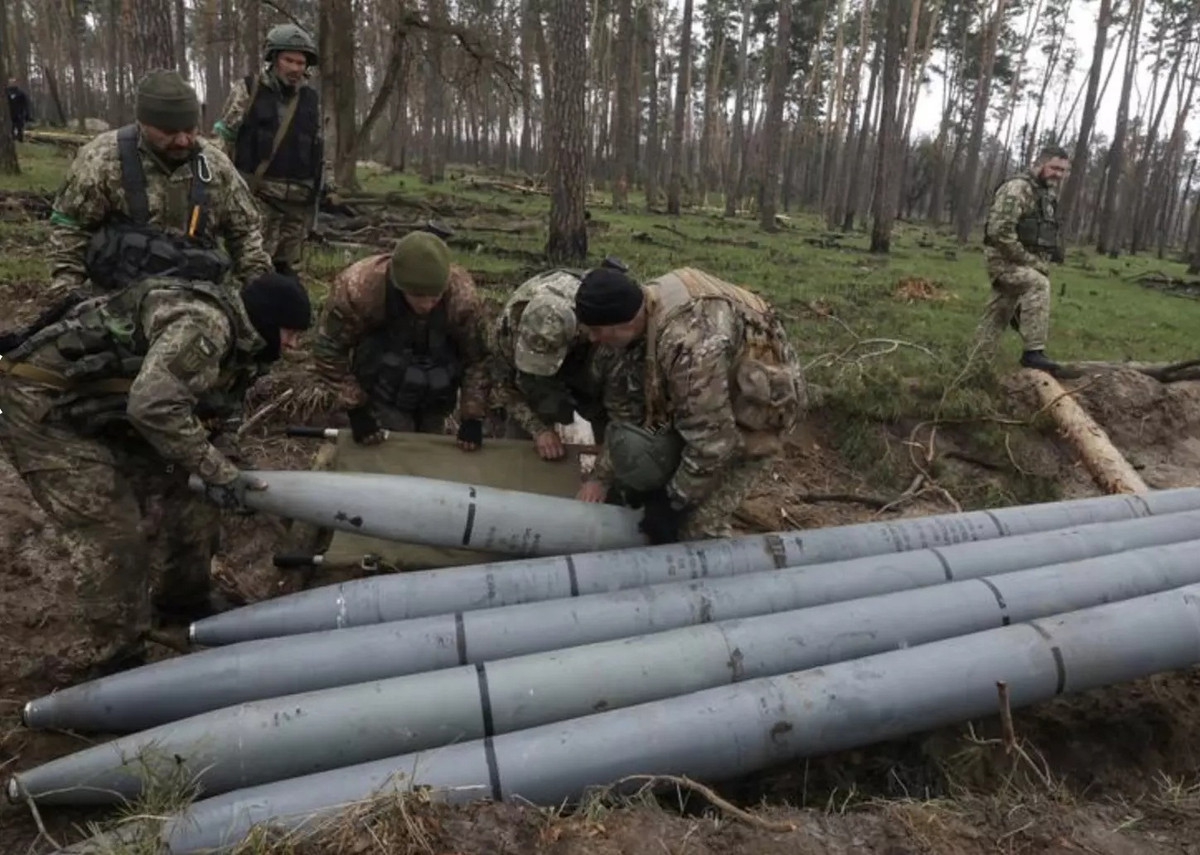 Lực lượng quân đội Ukraine thu gom các quả đạn pháo. Ảnh: Reuters.