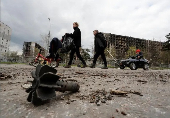 Số tên lửa và bom mìn chưa nổ rải rác khắp Ukraine có thể gây nguy hiểm cho dân thường. Ảnh: Reuters.