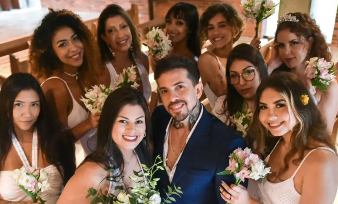 Nguoi dan ong 8 vo xay biet thu giong ong trum Playboy