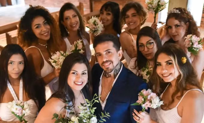 Nguoi dan ong 8 vo xay biet thu giong ong trum Playboy