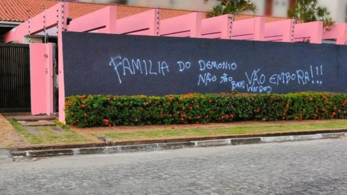 Nguoi dan ong 8 vo xay biet thu giong ong trum Playboy-Hinh-2