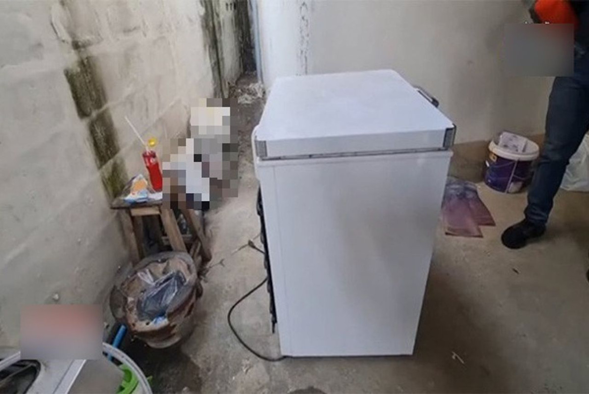 Nguoi dan ong kinh hai khi mo chiec tu dong la bi khoa trong nha