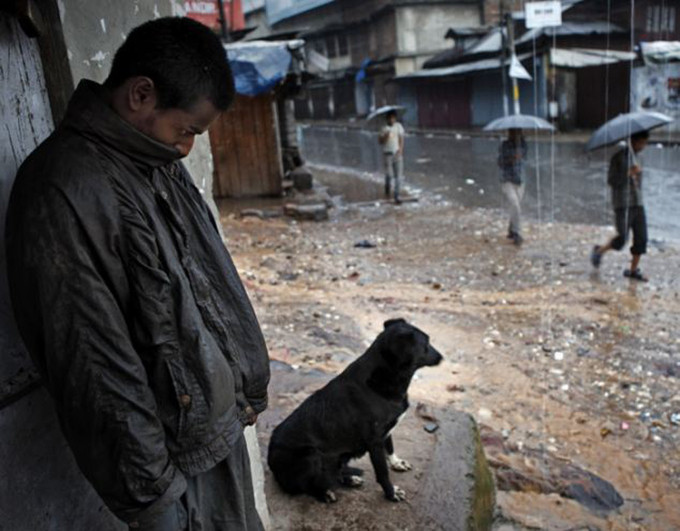 Làng Mawsynram cũng là nơi ẩm ướt nhất thế giới với những trận mưa lớn liên tục đổ xuống. Tháng 6 và tháng 7 là thời điểm mưa nặng nhất với lượng mưa trung bình có thể lên tới gần 7000 mm.