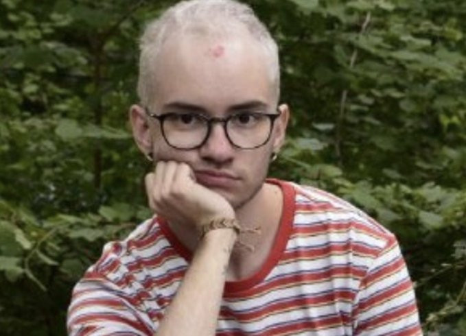 Chang trai co 10 nhan cach khac nhau khong the tu roi khoi nha