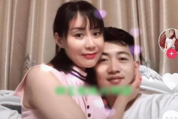 Chang trai 25 tuoi gay soc vi yeu va cuoi ban than cua me-Hinh-3