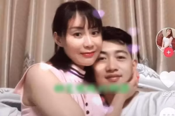 Chang trai 25 tuoi gay soc vi yeu va cuoi ban than cua me-Hinh-3