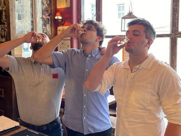 Lap ky luc Guinness vi uong ruou o 67 quan trong mot ngay