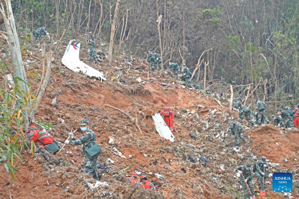 Hien truong roi may bay o TQ: Nhoi long cac di vat cua nan nhan