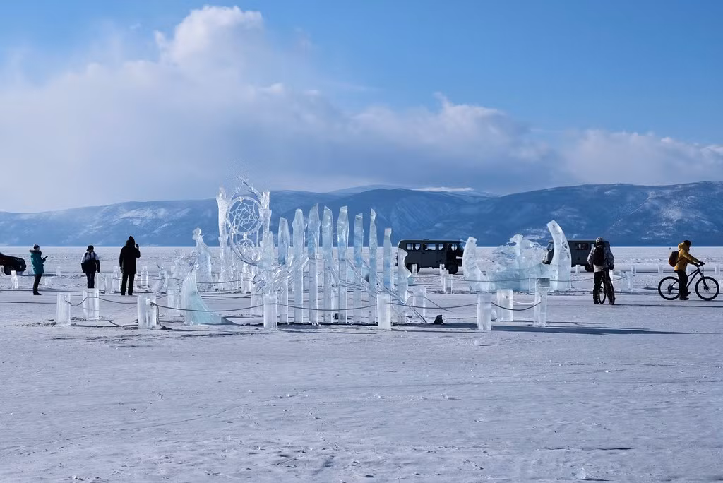 Mãn nhãn lễ hội điêu khắc băng trên hồ Baikal ở Nga - Hình 6 Man nhan le hoi dieu khac bang tren ho Baikal o Nga-Hinh-6
