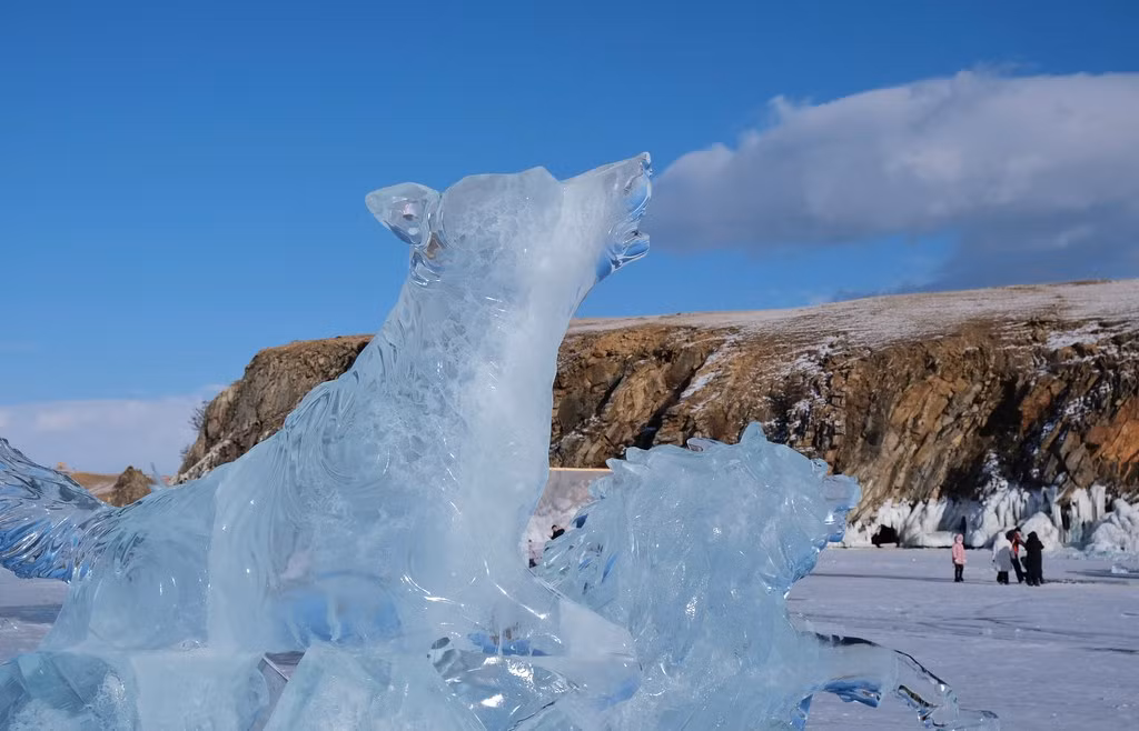 Mãn nhãn lễ hội điêu khắc băng trên hồ Baikal ở Nga - Hình 9 Man nhan le hoi dieu khac bang tren ho Baikal o Nga-Hinh-9
