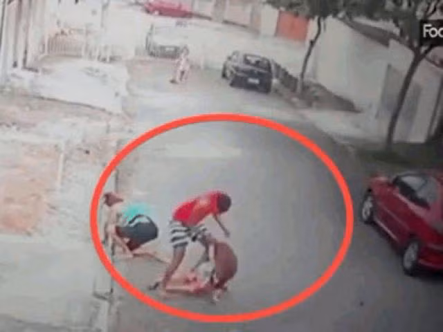 Ne phuc nguoi dan ong giai cuu be trai bi cho Pitbull can