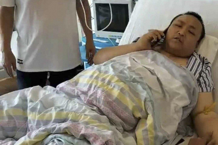 Nguoi dan ong Trung Quoc bi bat coc lam “no le mau”