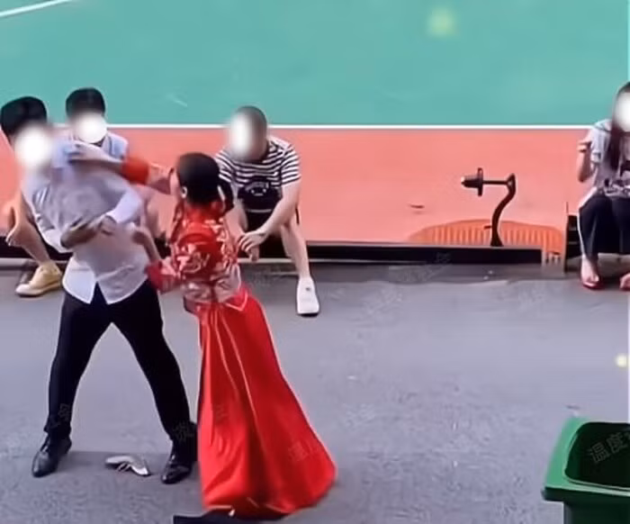 Trung Quoc: Chu re be co dau nem vao... thung rac-Hinh-2