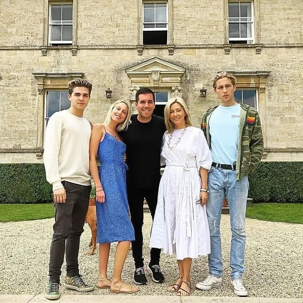 Dù cựu vương đã thoái vị vào năm 1973 nhưng con cháu của ông vẫn được giữ tước vị hoàng tử, công chúa. Achileas-Andreas (trái) còn có 1 chị gái, 1 anh trai và 2 người em trai nữa.