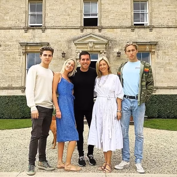 Dù cựu vương đã thoái vị vào năm 1973 nhưng con cháu của ông vẫn được giữ tước vị hoàng tử, công chúa. Achileas-Andreas (trái) còn có 1 chị gái, 1 anh trai và 2 người em trai nữa.