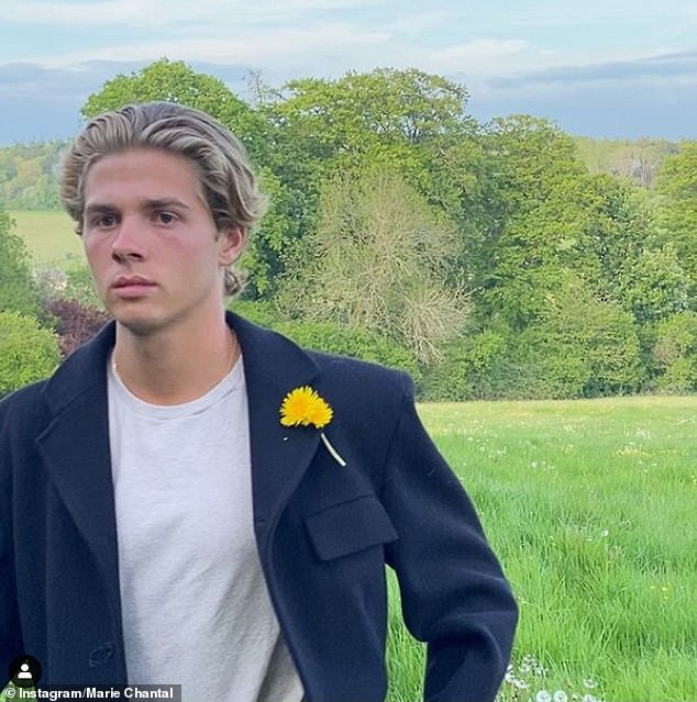 Bên cạnh đó, Achileas còn là hoàng tử Đan Mạch do tổ tiên của họ có xuất xứ từ đất nước Bắc Âu này. Bà nội của Achileas - cựu Vương hậu Hy Lạp cũng chính là em gái ruột của đương kim Nữ vương Đan Mạch.