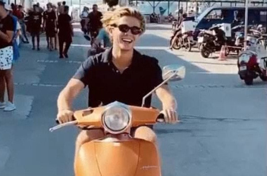 Trên trang Instagram cá nhân có nửa triệu người theo dõi, hoàng tử trẻ thường xuyên chia sẻ hình ảnh về cuộc sống năng động và sang chảnh của mình. Ảnh: IT.