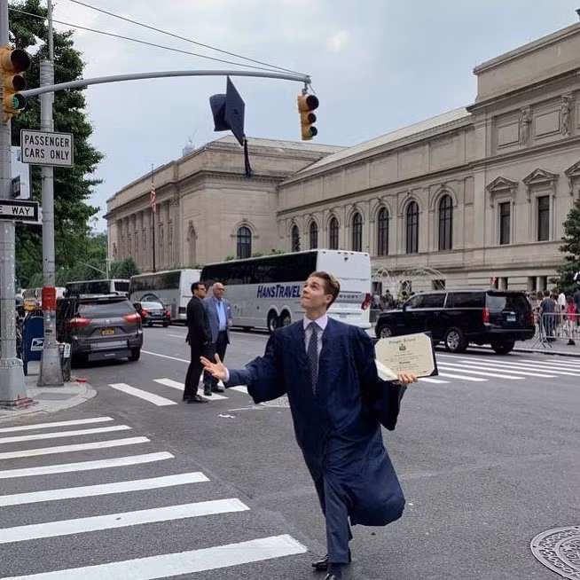 Sinh ra trong gia đình vừa quyền quý vừa giàu sang, Achileas có cuộc sống hàng triệu người mơ ước. Với ngoại hình đậm chất quý tộc, lãng tử, chàng trai Gen Z này đã lấn sân vào showbiz từ sớm vì đam mê.