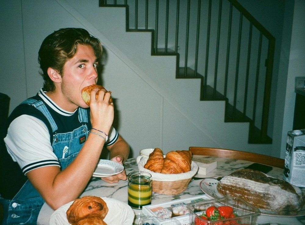 Cuộc sống hào nhoáng và nhan sắc cực phẩm của vị hoàng tử 22 tuổi thu hút nhiều người. Anh chàng thường xuyên có những chuyến du lịch xa hoa khắp thế giới.