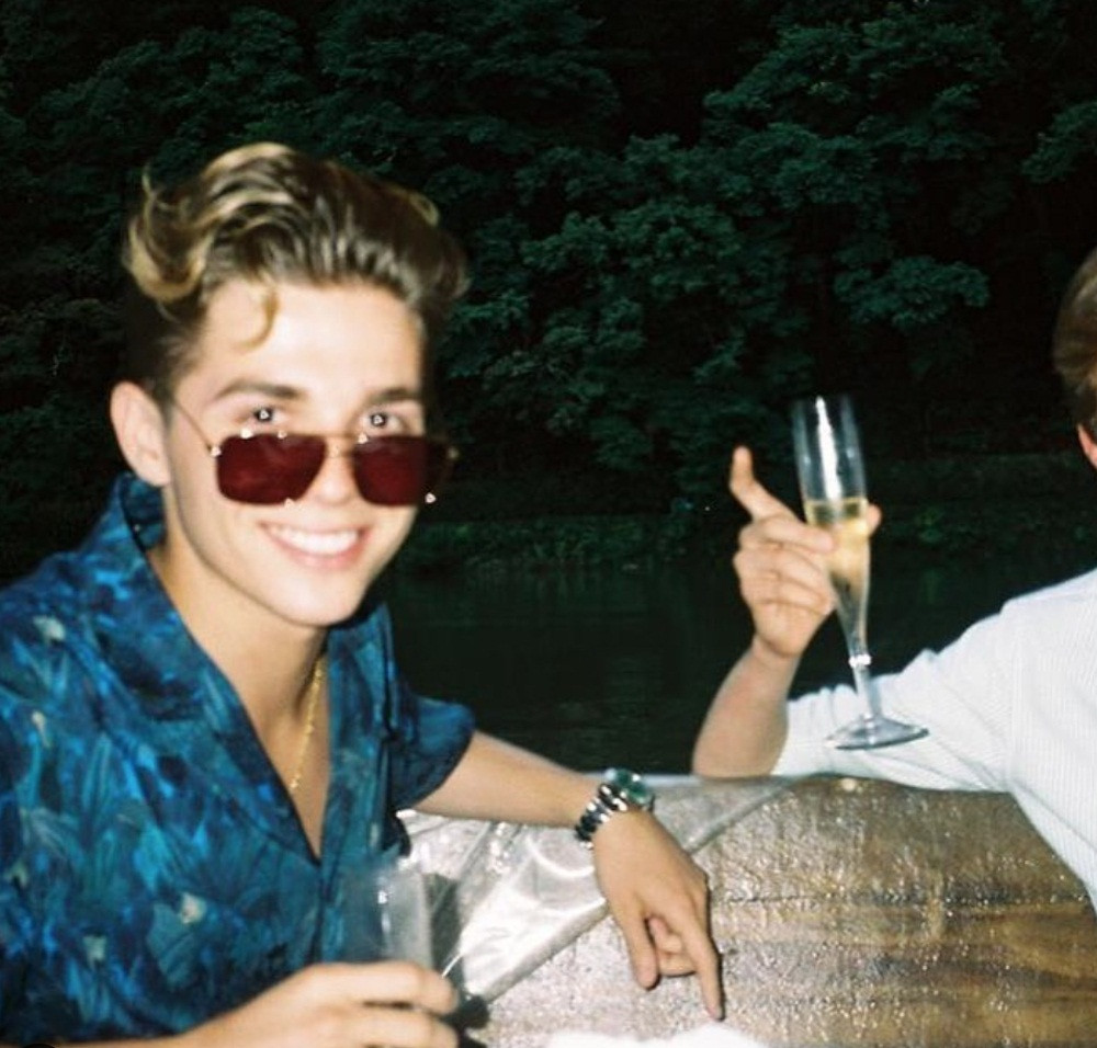 Không chỉ đơn thuần mang dòng máu hoàng tộc, hoàng tử 21 tuổi còn có xuất xứ tài phiệt khi ông ngoại là tỷ phú người Mỹ gốc Anh Robert Warren Miller. Ông chính là người sáng lập của tập đoàn DFS Group.