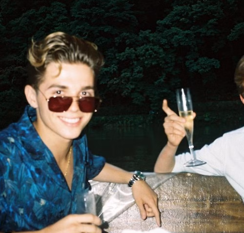 Không chỉ đơn thuần mang dòng máu hoàng tộc, hoàng tử 21 tuổi còn có xuất xứ tài phiệt khi ông ngoại là tỷ phú người Mỹ gốc Anh Robert Warren Miller. Ông chính là người sáng lập của tập đoàn DFS Group.