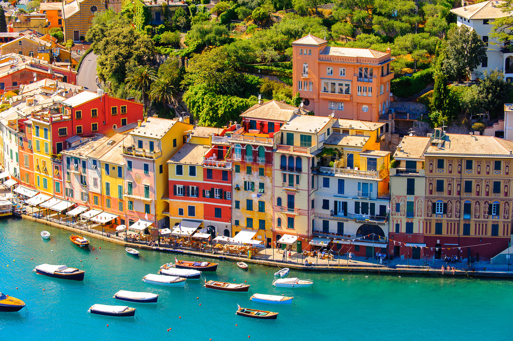 Các ngôi sao như Elizabeth Taylor, Julia Roberts, Tom Cruise, Beyoncé, và đạo diễn Steven Spielberg cũng đã từng đặt chân tới làng chài bé nhỏ này.