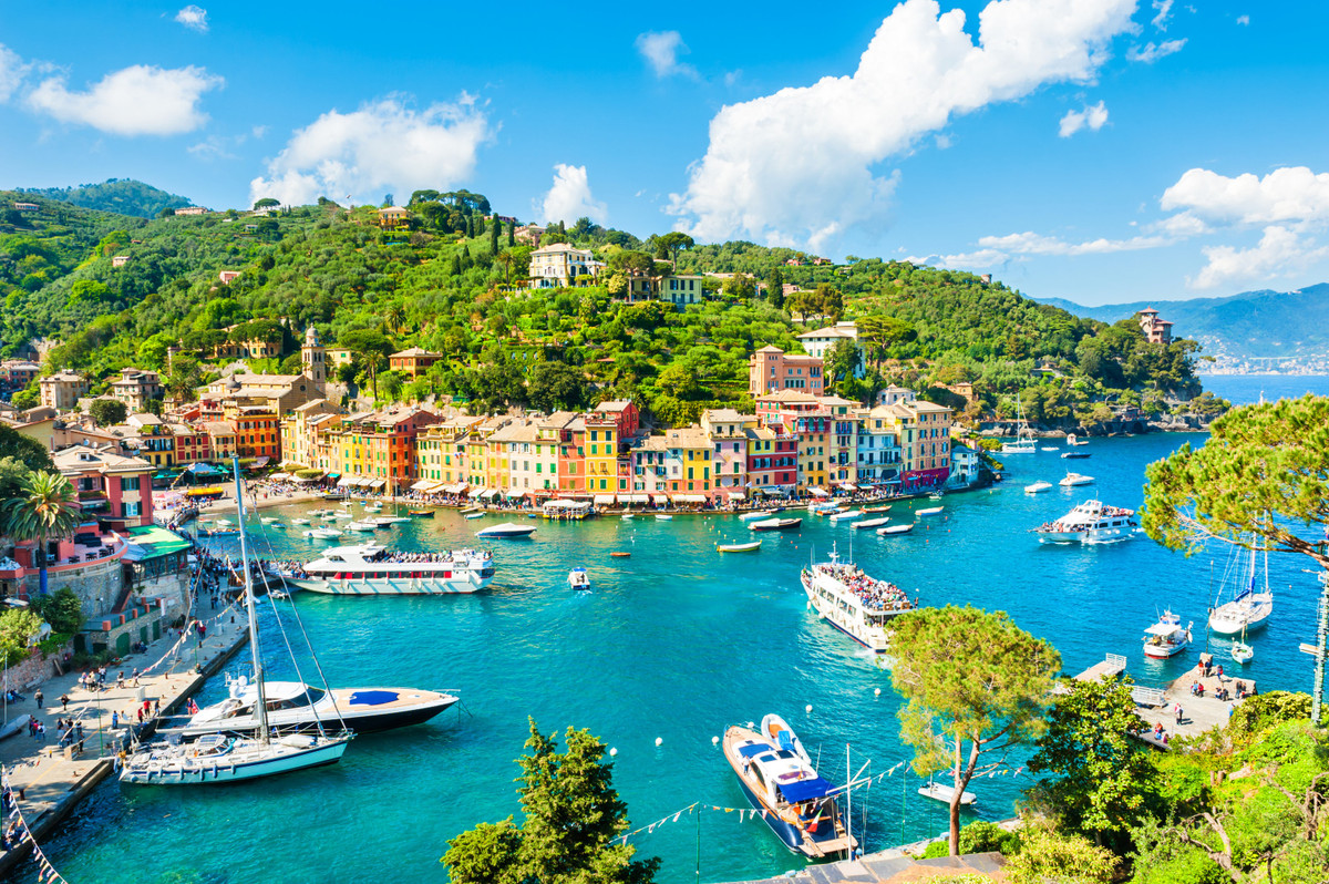 Portofino mang vẻ đẹp độc đáo kết hợp tinh hoa của thiên nhiên Địa Trung Hải với một trong những cảnh quan đẹp như tranh vẽ bên bờ biển Italy.