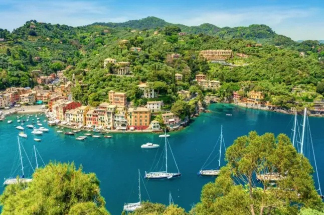 Portofino nằm trong vịnh tự nhiên được bao bọc xung quanh bởi núi cao với cây xanh và những ngôi nhà màu sắc thật hài hòa.