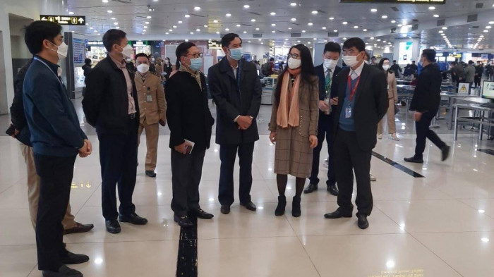 Khach qua Noi Bai tang dot bien, hang khong gap rut bay dem-Hinh-2