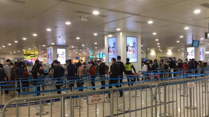 Khach qua Noi Bai tang dot bien, hang khong gap rut bay dem-Hinh-3