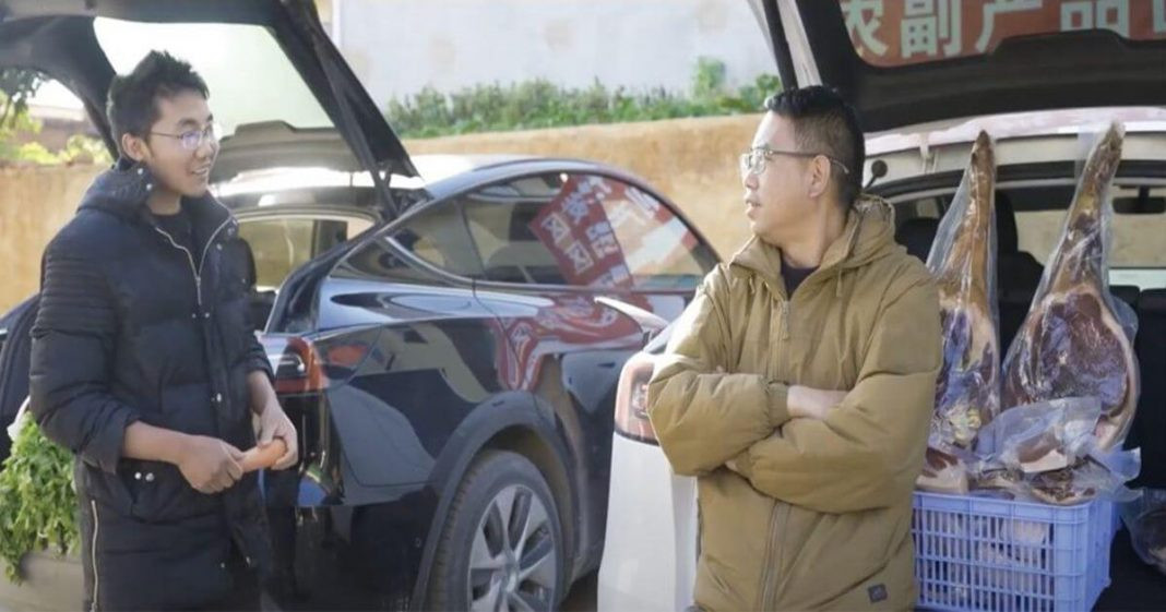 Ngoi lang Trung Quoc sam toan o to dien de…di ban hang rong-Hinh-2